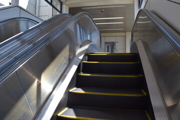 Obraz premium エスカレーター 鉄道駅構内
