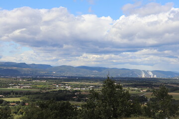Vue sur la plaine de Montélimar depuis le vieux village de Allan dans la Drôme provençale, ville de Allan, département de la Drôme, France