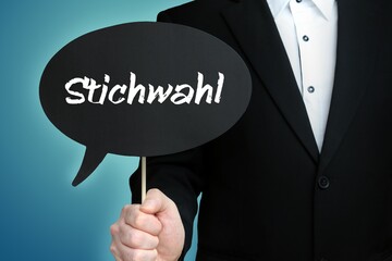 Stichwahl. Mann (Anwalt) hält Schild mit Beschriftung. Sprechblase mit Text (deutsch). Hintergrund blau