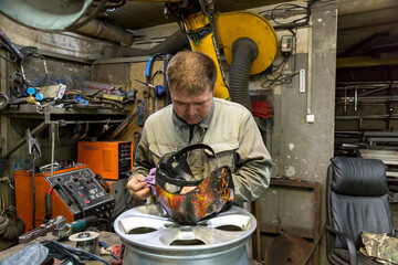 Welding a wheel rim from an aluminum car