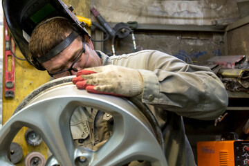 Welding a wheel rim from an aluminum car