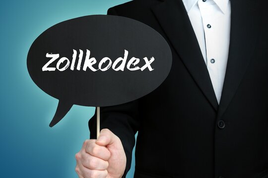 Zollkodex. Mann (Anwalt) h&auml;lt Schild mit Beschriftung. Sprechblase mit Text (deutsch). Hintergrund blau