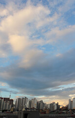 Fototapeta na wymiar vanilla sky background in the city