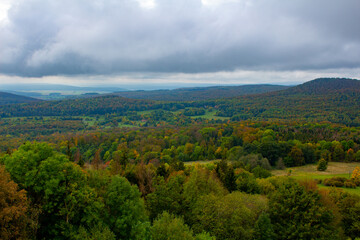 Fototapeta na wymiar Herbstliche Landschaft mit Weitblick Landschaftsidyll Herbstfarben