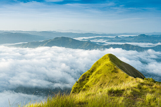Plano general del hermoso paisaje del cerro Eramon ubicado en El Salvador . fotograf&iacute;a tomada arriba de las nubes en la cima de una monta&ntilde;a.  escalando monta&ntilde;as como forma de turismo.