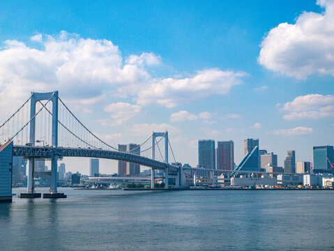 東京都・お台場・都市景観+レインボーブリッジ