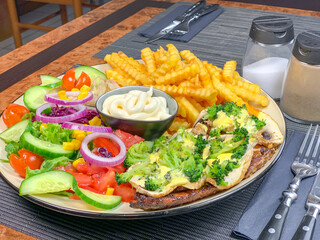 Schnitzel Salat Pommes