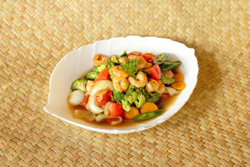 Saute the broccoli shrimp in oyster sauce