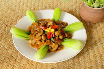 Mushroom cooking with oyster sauce