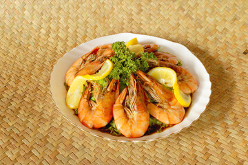 Saute shrimp with oyster sauce
