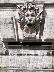 Rzymska fontanna w centrum miasta, Roma, Italia.
