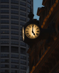 Fototapeta na wymiar clock in the city