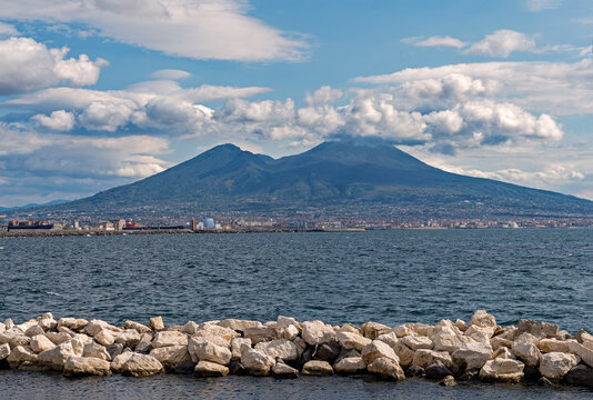 Blick auf den Vesuv von der K&uuml;ste in Neapel in Kampanien, Italien