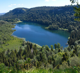 Fototapeta na wymiar Lac de Bonlieu, jura, france