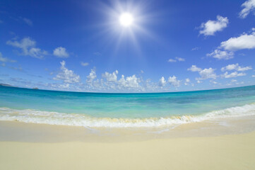 ビーチと波と雲