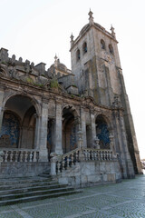 Obraz premium Vista fachada oeste de la Catedral de la Sé de Oporto, Portugal