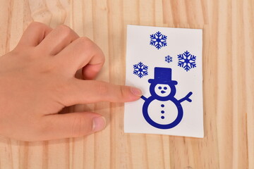 指差しする雪だるまのカード	