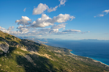 beautyfull seascape whith cloudy mountains