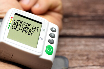 Blutdruckmessgerät und eine Warnung vor Bluthochdruck