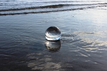 Lensball am Strand