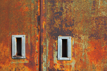 錆びた鉄板の扉