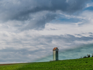 Alte Turmstation neben einer Landstrasse