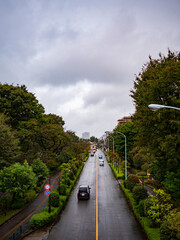 曇り空と雨に濡れた道路