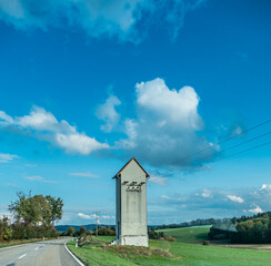 Alte Turmstation neben einer Landstrasse