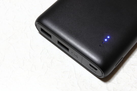 Black mobile battery / 黒いモバイルバッテリー(アップ)