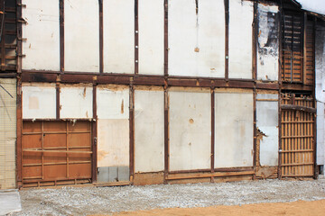 分断された長屋の壁