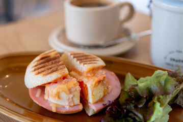 たまごのホットサンドとコーヒー