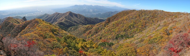 群馬県・子持山頂上から山々と赤城山を眺める (秋/紅葉)