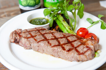 焼き目のついたビーフステーキと付け合せの野菜　オージービーフ　アメリカンビーフ　