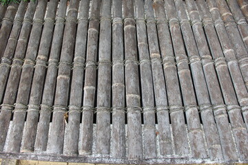 竹材を紐で繋ぎ合わせて作られた井戸の蓋