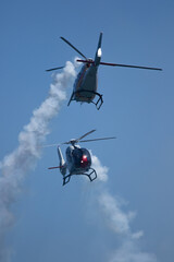Fototapeta na wymiar Helicópteros en exhibición aérea