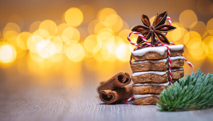 Christmas Cookies and Light Bokeh. Zimtsterne vor Bokeh Hintergrund