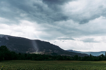 Obraz premium Paysage de montagne en France avec des rais de lumière