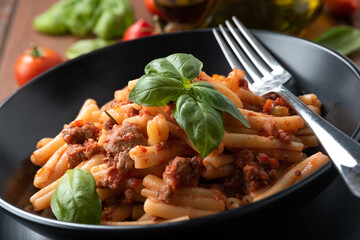Piatto di pasta casereccia con delizioso sugo di manzo, Cucina Italiana 