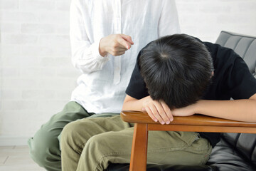 母親に叱られる子ども