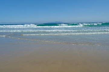 打ち寄せる白い波の彼方に伊豆諸島