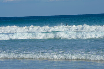 打ち寄せる白い波と青い海