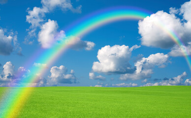 Fototapeta na wymiar 緑の草原と雲と虹