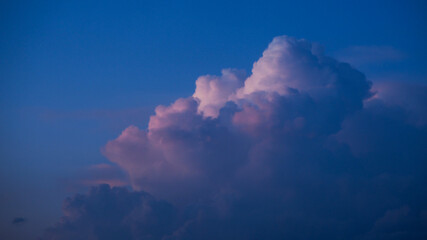 Cumulus rose se développant durant l'heure bleue