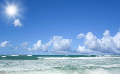 Fototapeta na wymiar ビーチと波と雲