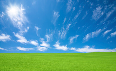 緑の草原と雲と太陽