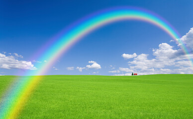 Naklejka premium 草原の赤い屋根の家と雲と虹