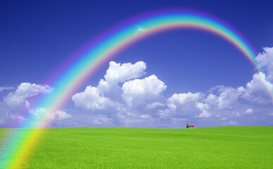 草原の赤い屋根の家と雲と虹