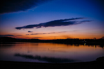 Obraz premium sunset over the lake