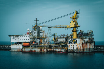 Vieja planta petrolífera en un muelle