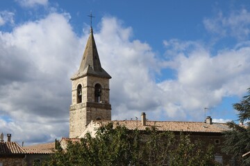 L'église catholique Saint Jean Baptiste de Allan vue de l'extérieur, ville de Allan, département de la Drôme, France